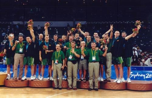 2000 m. olimpinėse žaidynėse Sidnėjuje su rinktine iškovojo bronzos medalius