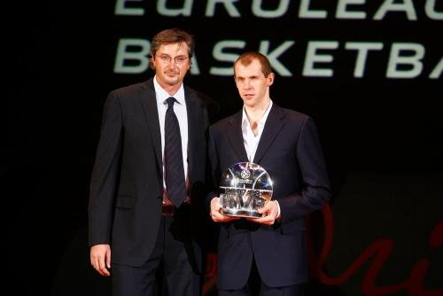 2008 m. Naudingiausias Eurolygos sezono krepšininkas . Šiškauskas prizą atsiėmė iš kitos legendos Toni Kukoč