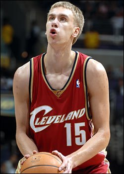 2005-2006 m. atstovavo NBA klubui Cleveland Cavaliers