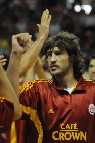 2009-2010 m. atstovavo Stambulo "Galatasaray"