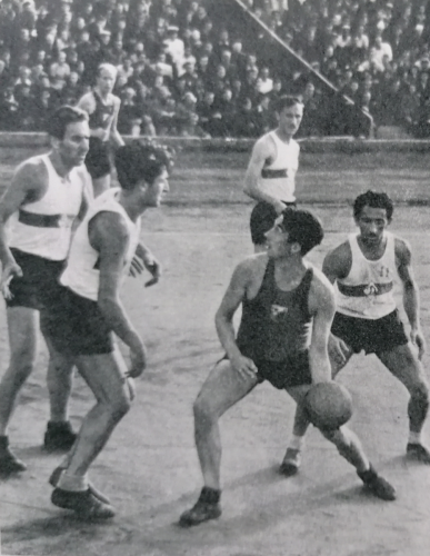 1953 m. TSRS taurės finalinės rungtynės. Su kamuoliu "Žalgirio" žaidėjas Antanas Kudzys