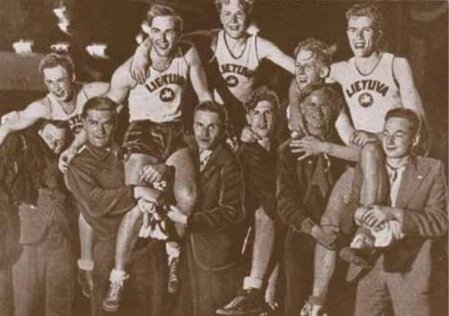 1937 m. Europos čempionas ir MWP ant komandos draugų rankų