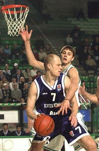 2001-2002 m. atstovavo Stambulo "Efes Pilsen"