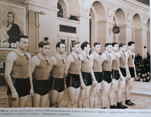 1954 m. Lietuvos rinktinė II SSRS žiemos čempionate. Eilėje pirmas Butautas