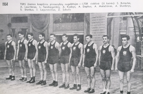 1954 m. Lietuvos rinktinė - II SSRS žiemos čempionato nugalėtoja. Kudzys tarp jų.
