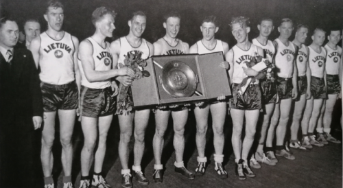 1937 m. Europos čempionai. Kepalas antras nuo galo