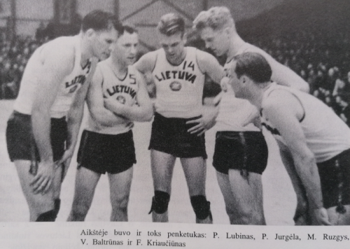1939 m. Europos čempionato akimirka. Per minutės pertraukėlę pasitarimas. Kriaučiūnas pasilenkes pirmas iš dešinės