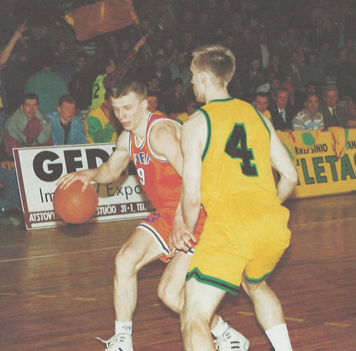 1993-95 m. Tomas Pačėsas karjerą pradėjo Kauno "Laveros" komandoje