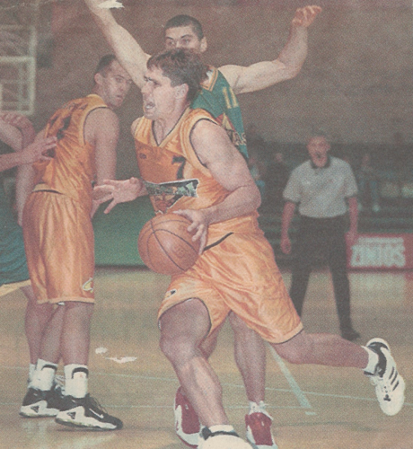 2000 m. Alvydas Pazdrazdis baigė krepšininko karjerą. Paskutine stotele tapo Vilniaus"Sakalų" komanda.