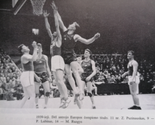 akimirka iš 1939 m. Europos čempionato, atakuoja Puzinauskas 11 Nr., šalia Lubinas ir Ruzgys 