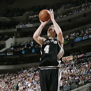 2004-05 m. sezone Spurs gretose rungtyniavo 4 Nr. pažymėtais marškinėliais