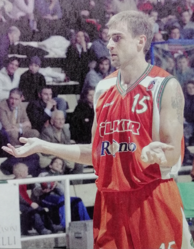 2004-2005 m. atstovavo Stambulo "Ulker"
